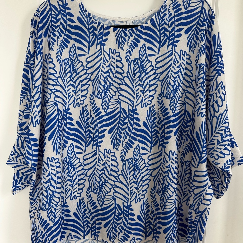 Flowing wrinkle free blouse. Comfort elegance.